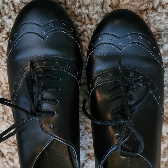 Black leather lace up shoes with heel. Size 7 - Picture 3 of 6